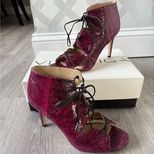 NIB Via Spiga Vibe 2 Snake Embossed Lace Up Heels in Fuchsia size 7.5